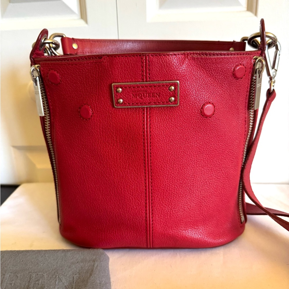 ALEXANDER McQUEEN Red Leather Crossbody Bucket Bag - Picture 5 of 16